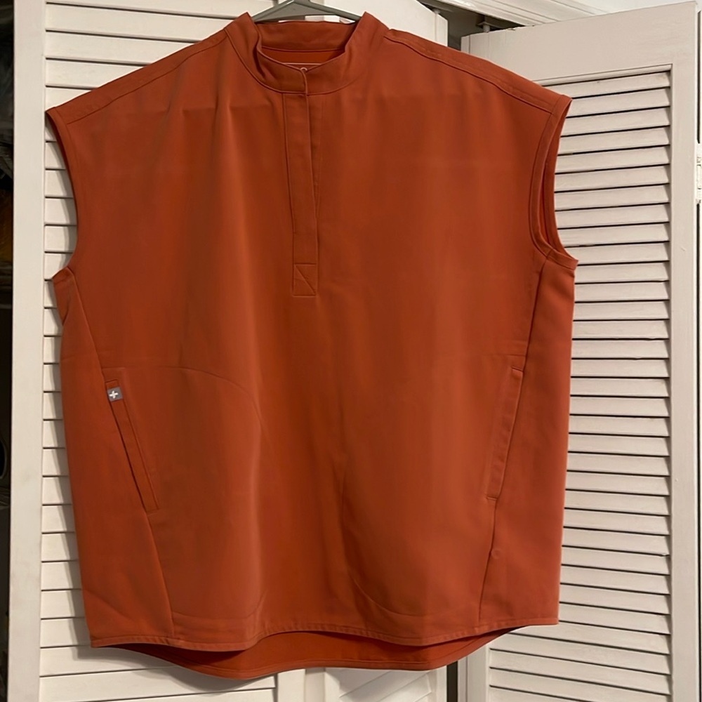 Figs scrub top